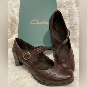 Clarks “Scheme Day” Bendable Leather Mary Jane’s